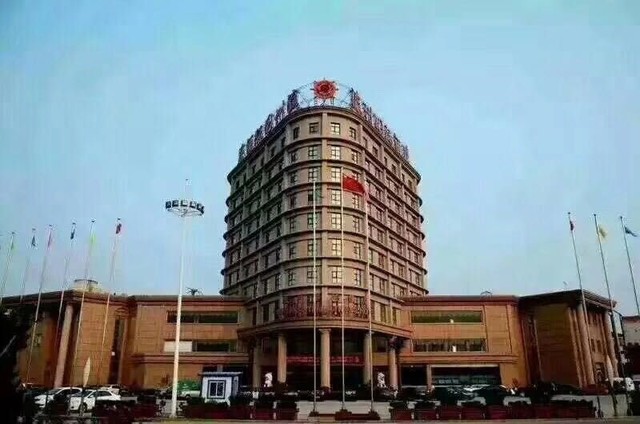 瀛州国际酒店位于河间市京开北路北环岛。包括主楼和贵宾楼。经营 